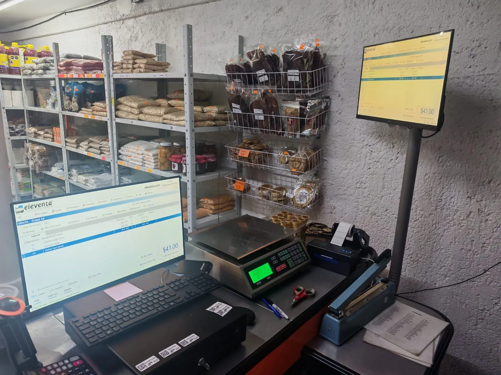 Punto de venta con báscula y lector en un comercio de Chihuahua