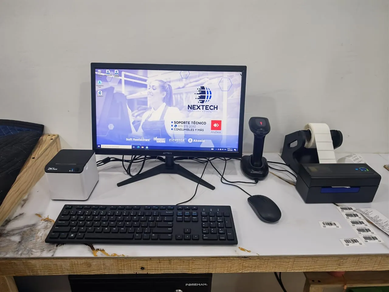 Punto de venta con impresora de etiquetas en una boutique