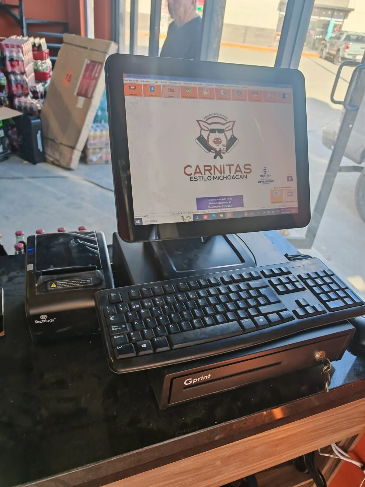 Monitor táctil y teclado de punto de venta en una carnicería-restaurante