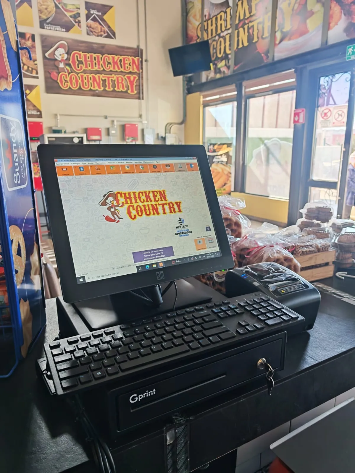 Caja con monitor táctil SoftRestaurant instalada en Chicken Country, Chihuahua