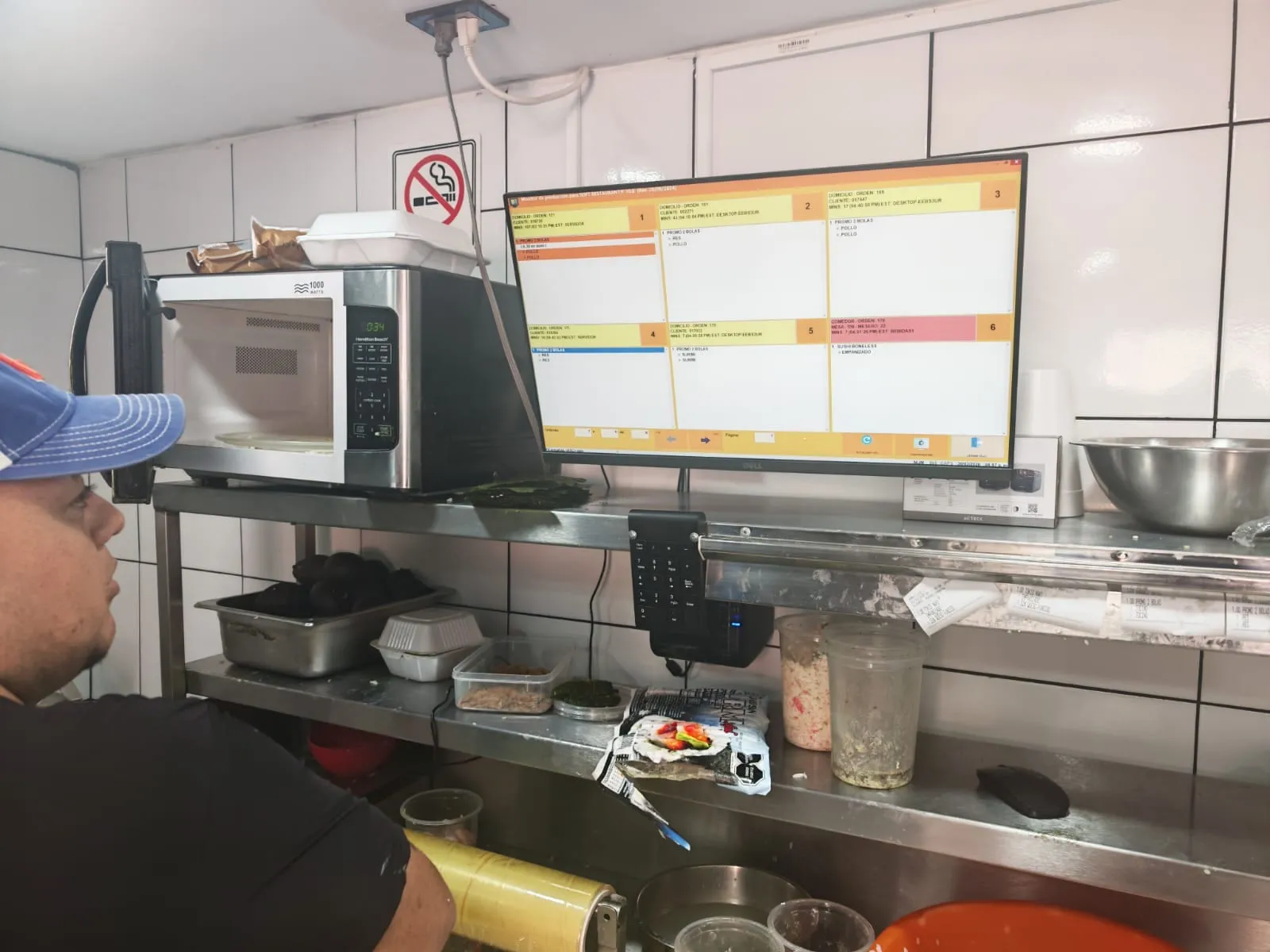 Monitor de producción en cocina mostrando las comandas de SoftRestaurant