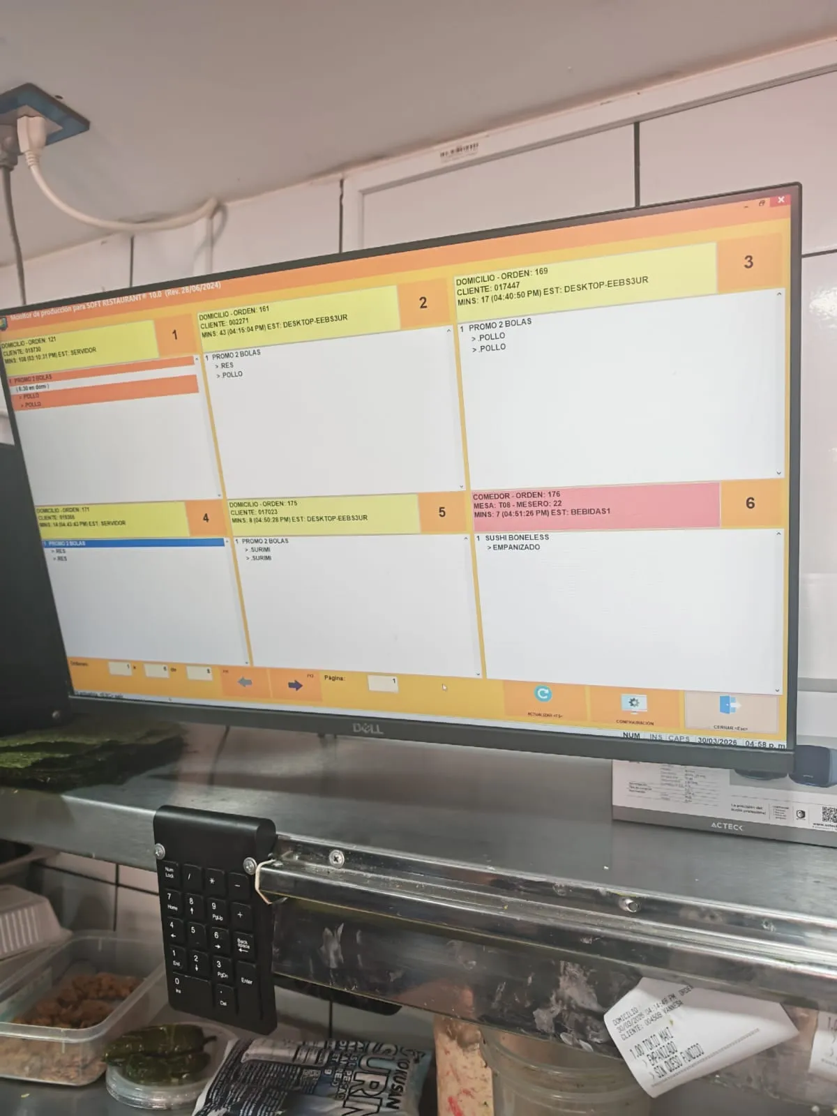 Pantalla de comandas en la cocina de un restaurante