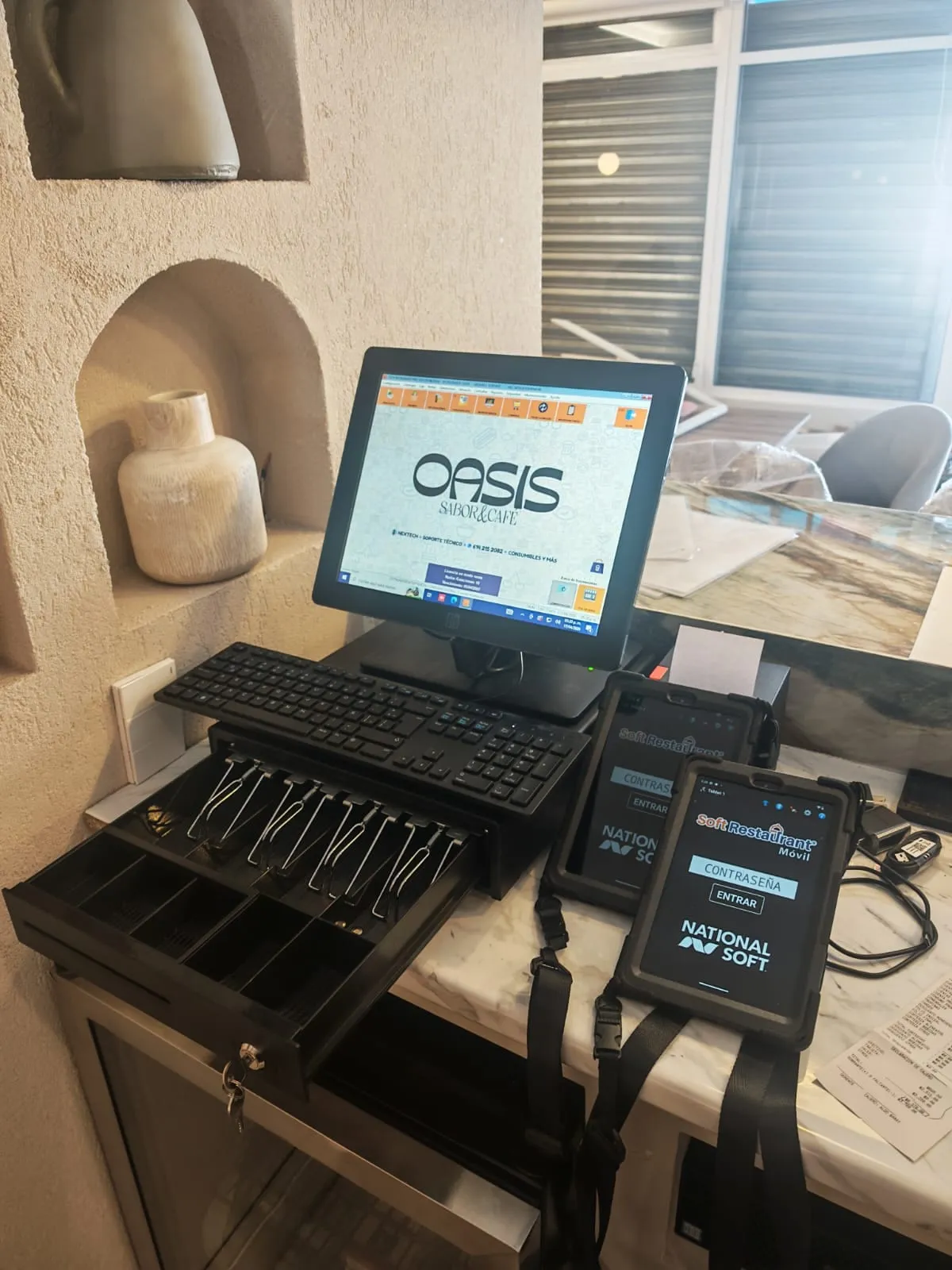 Caja SoftRestaurant con cajón de dinero y comanderos en Oasis Sabor y Café