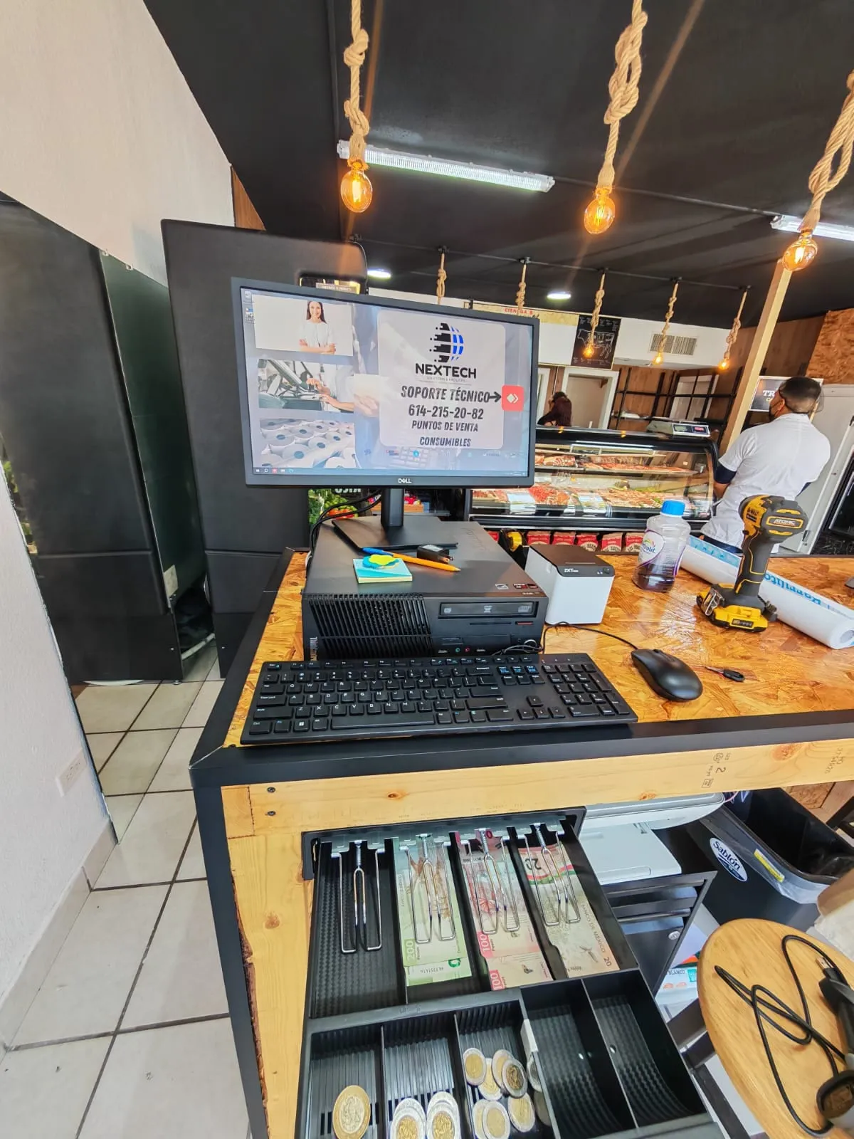 Caja punto de venta instalada en un negocio de alimentos