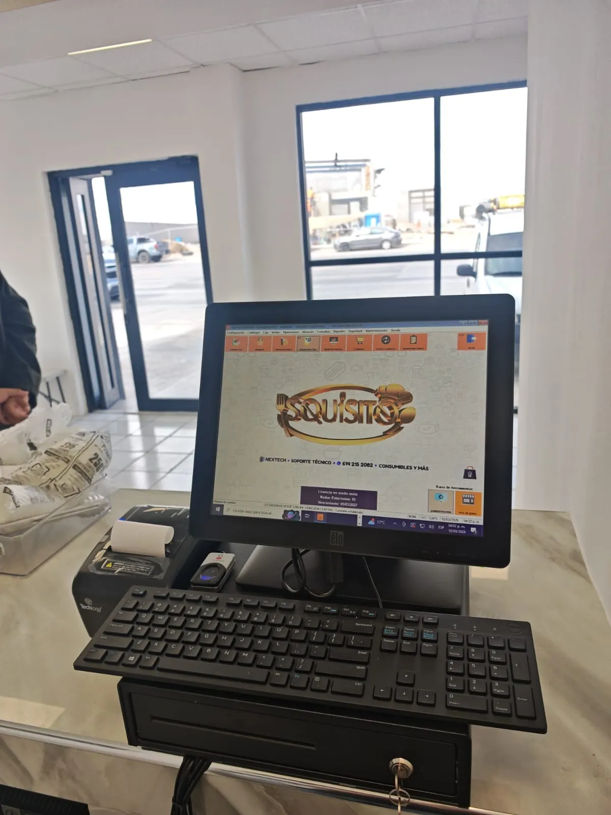 Monitor táctil SoftRestaurant instalado en Squisito
